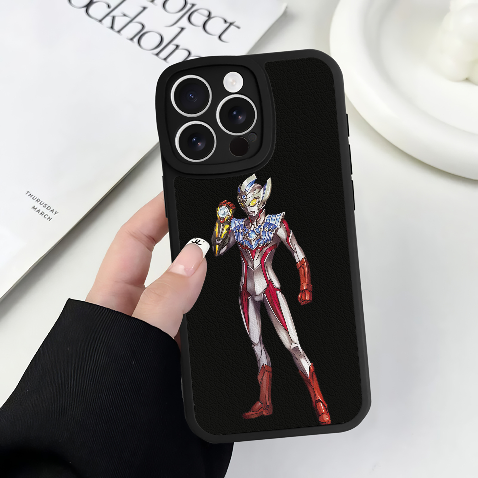 （画像用） ウルトラマン Ultraman 【iPhone 16シリーズ対応】シリコンスマホケース（レザー調） 材質：シリコン